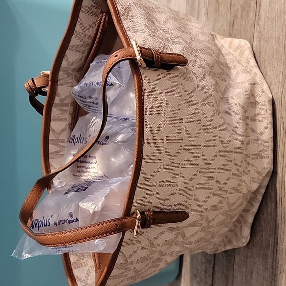 Used micheal kors purse - Picture 2 of 15